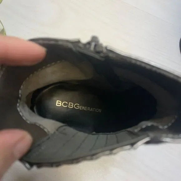 BCBG Size 8.5 Ankle Boots Cassidy Metallic Silver Pointed Harness Heel Western - Picture 9 of 10